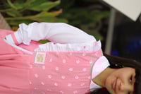 مريول وردي بتطريز ورد ابيض _ مريول مدرسي للابتدائي