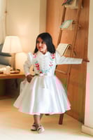 فستان اوف وايت بشك يدوي في الصدر