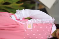 مريول وردي بتطريز ورد ابيض _ مريول مدرسي للابتدائي