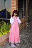 مريول وردي بتطريز ورد ابيض _ مريول مدرسي للابتدائي