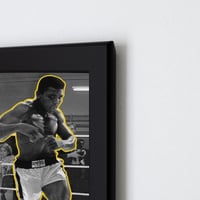 لوحه جدارية فنية ل محمد علي كلاي برواز ابيض ، اسود