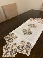 مفرش دانتيل وسط الطاوله