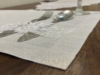 مفرش دانتيل. بقماش لامع