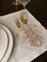 مفرش دانتيل. ذهبي