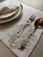 طقم مفارش دانتيل ذهبي لطاولة الطعام
