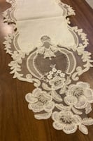 مفرش دانتيل وسط الطاوله