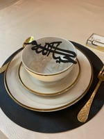 عبارات على طاولة الطعام ترحيبيه خشبيه