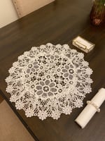 مفرش دانتيل ابيض