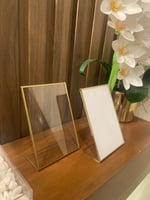 استاند اكريليك تحديد ذهبي