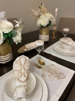 مفرش دانتيل. ذهبي