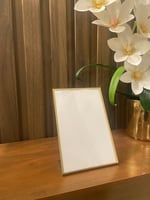 استاند اكريليك تحديد ذهبي