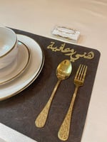 عبارات على طاولة الطعام ترحيبيه خشبيه