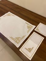 طقم تطريز ذهبي لطاوله الطعام