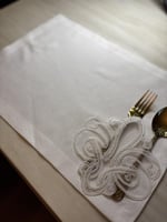 طقم مفارش دانتيل ذهبي لطاولة الطعام