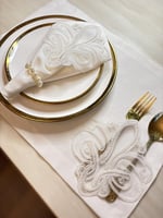 طقم مفارش دانتيل ذهبي لطاولة الطعام