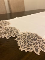 مفرش طاولة طعام دانتيل