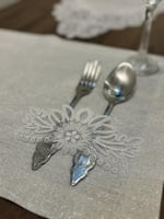 مفرش دانتيل. بقماش لامع