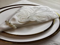 طقم مفارش دانتيل ذهبي لطاولة الطعام