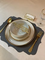 عبارات على طاولة الطعام ترحيبيه خشبيه