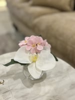 فازه ورد. لون وردي فاتح