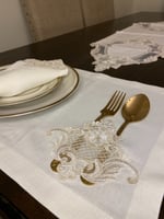 مفرش دانتيل ذهبي