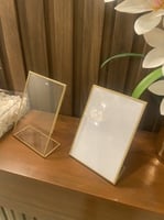 استاند اكريليك تحديد ذهبي