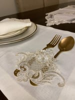 مفرش دانتيل ذهبي