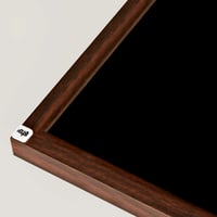 لوحة جدارية تصور يد فتاة وكف نمر بخلفية سوداء