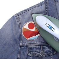 ملصق ملابس ريشه