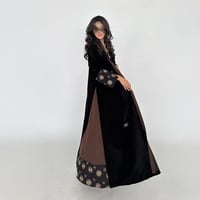 عباية أسود مع تطريز مورد وجوانب بني