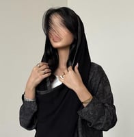 طرحة أسود مع شريط مموج من الأمام