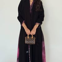 عباية كريب ملكي كلوش مع جوانب وردي