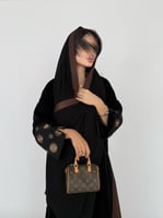 عباية مخمل شتوي تطريز مورد وجوانب بني