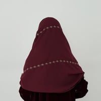 طرحة عنابي مطرزة نجوم