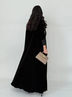 عباية قماش مخمل مطرز خطين أمامي نص كلوش