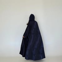 عباية بشت قماش مموج أزرق مع كريب ناعم