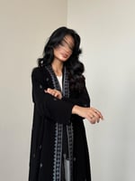 عباية كريب ملكي مع تطريز رمادي أمامي