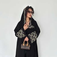 عباية نص كلوش كتان مطرز في الاكمام