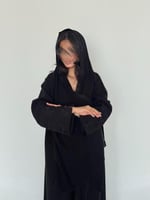 عباية كريب ملكي مطرز ورود أسود مع فتحة اكمام