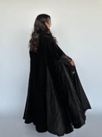 عباية دانتيل اسود مع أكمام وجوانب