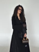 عباية مخمل مع أكمام كلوش وجوانب دانتيل