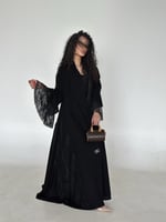 عباية مخمل مع أكمام كلوش وجوانب دانتيل