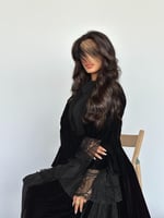 عباية مخمل مع أكمام كلوش وجوانب دانتيل