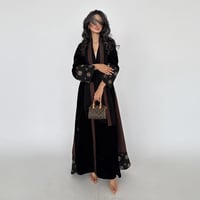 عباية أسود مع تطريز مورد وجوانب بني