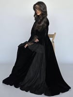 عباية مخمل مع أكمام كلوش وجوانب دانتيل