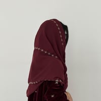 طرحة عنابي مطرزة نجوم