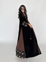 عباية مخمل شتوي تطريز مورد وجوانب بني