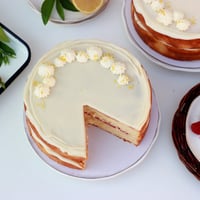 كيكة الليمون ببيوريه التوت الأحمر