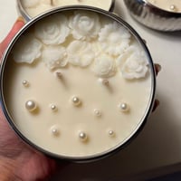 شمعة في قالب فضي صغير