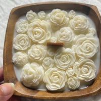 شمعة قالب خشبي مربع مزين بالورد